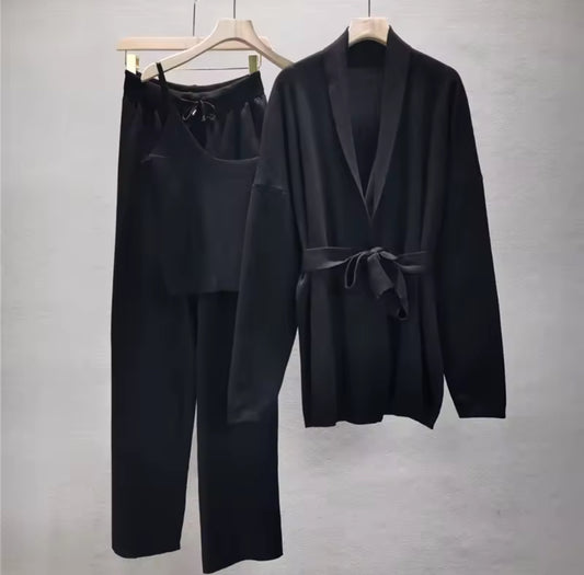 3-teiliges Loungewear-Set in Nuss-Beige bestehend aus Cardigan mit Bindegürtel, weitem Top und Hose mit Kordelzug – gemütlich und elegant.
