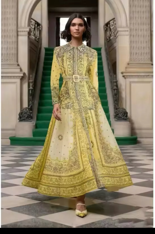 Gelbes Kleid:
„Luxuriöses Maxi-Kleid mit orientalischem Muster in Gelb, tailliert mit Gürtel, elegantes Design.