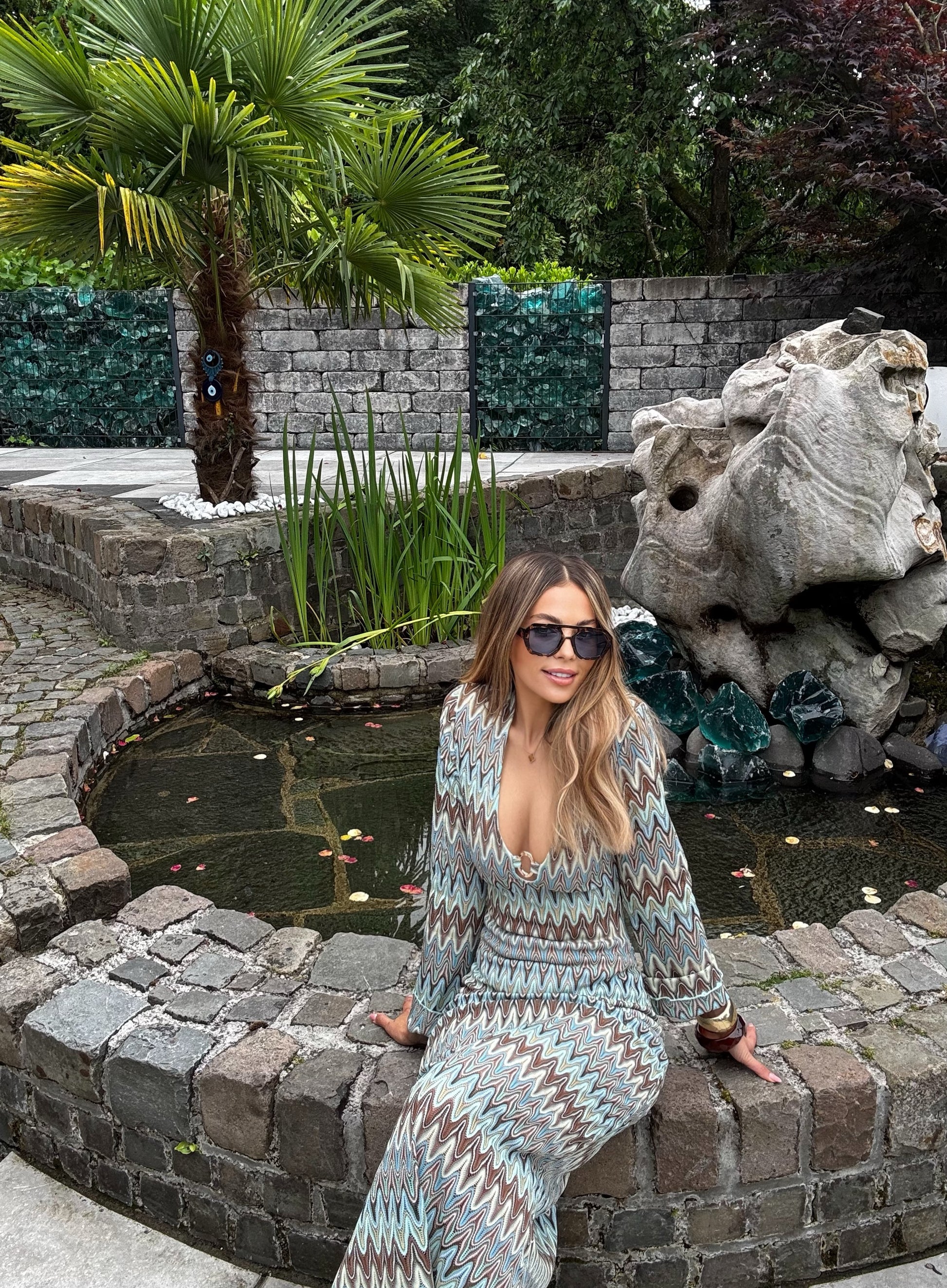 Frau trägt die Milano Sunglasses mit Tortoise-Rahmen und Oversize-Look vor mediterranem Hintergrund