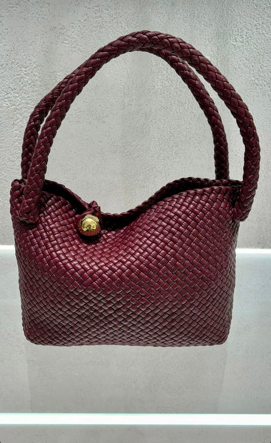 Luxuriöse, handgeflochtene Ledertasche mit goldener Kugelverzierung. Das elegante Design verleiht jedem Look einen Hauch von Raffinesse. Verfügbar in verschiedenen Farben, darunter Schwarz, Braun, Grün, Bordeaux, Silber und Pastelltöne.