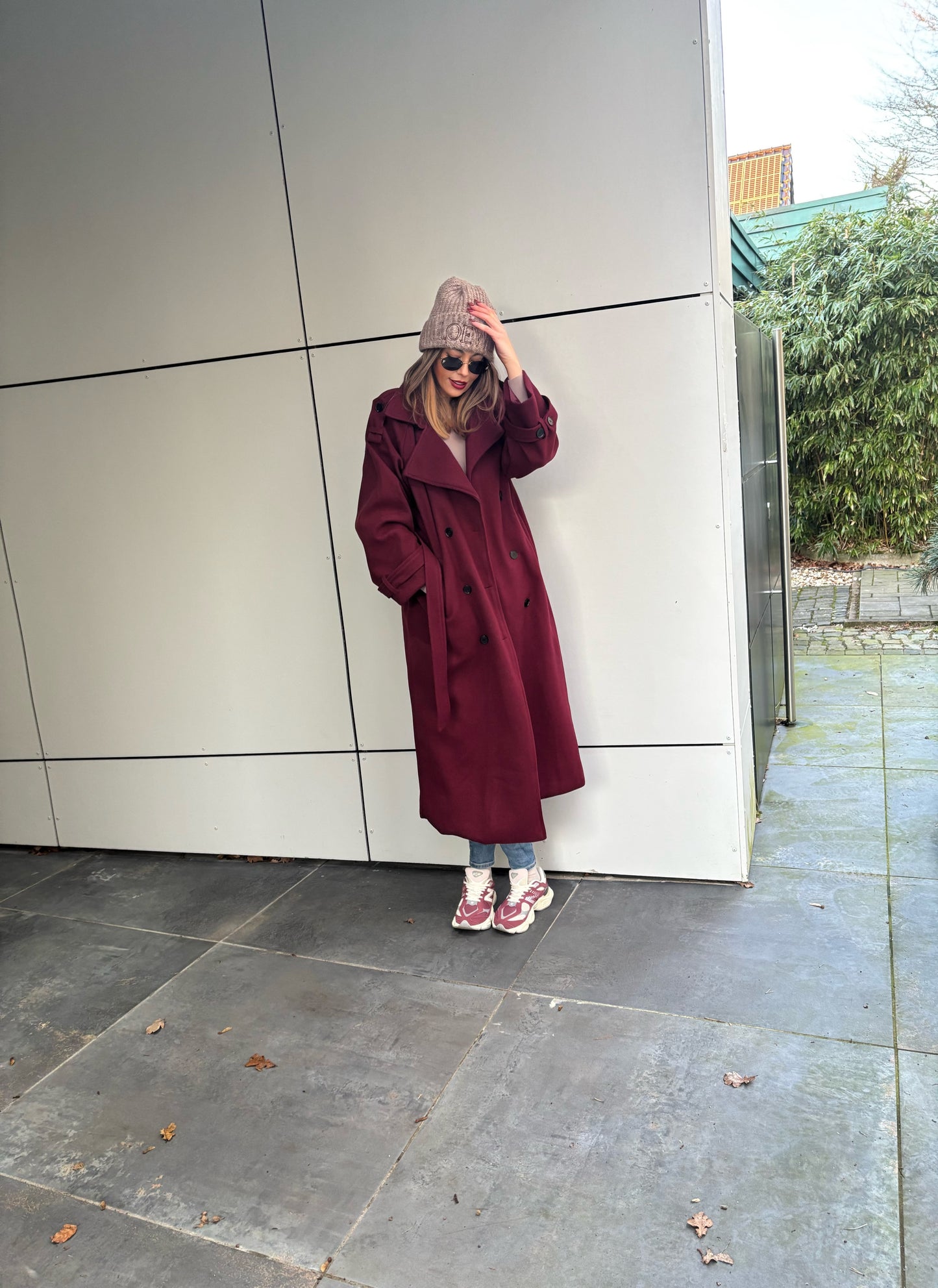 Eleganter Weinroter Trenchcoat