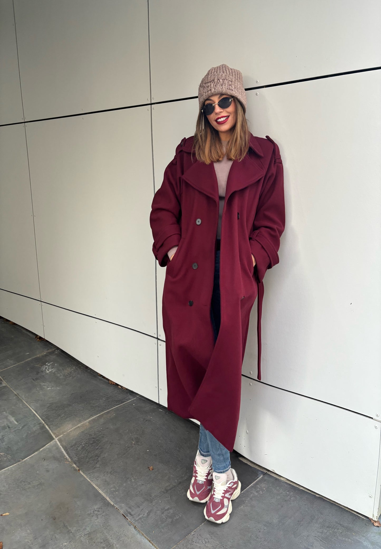 Eleganter Weinroter Trenchcoat