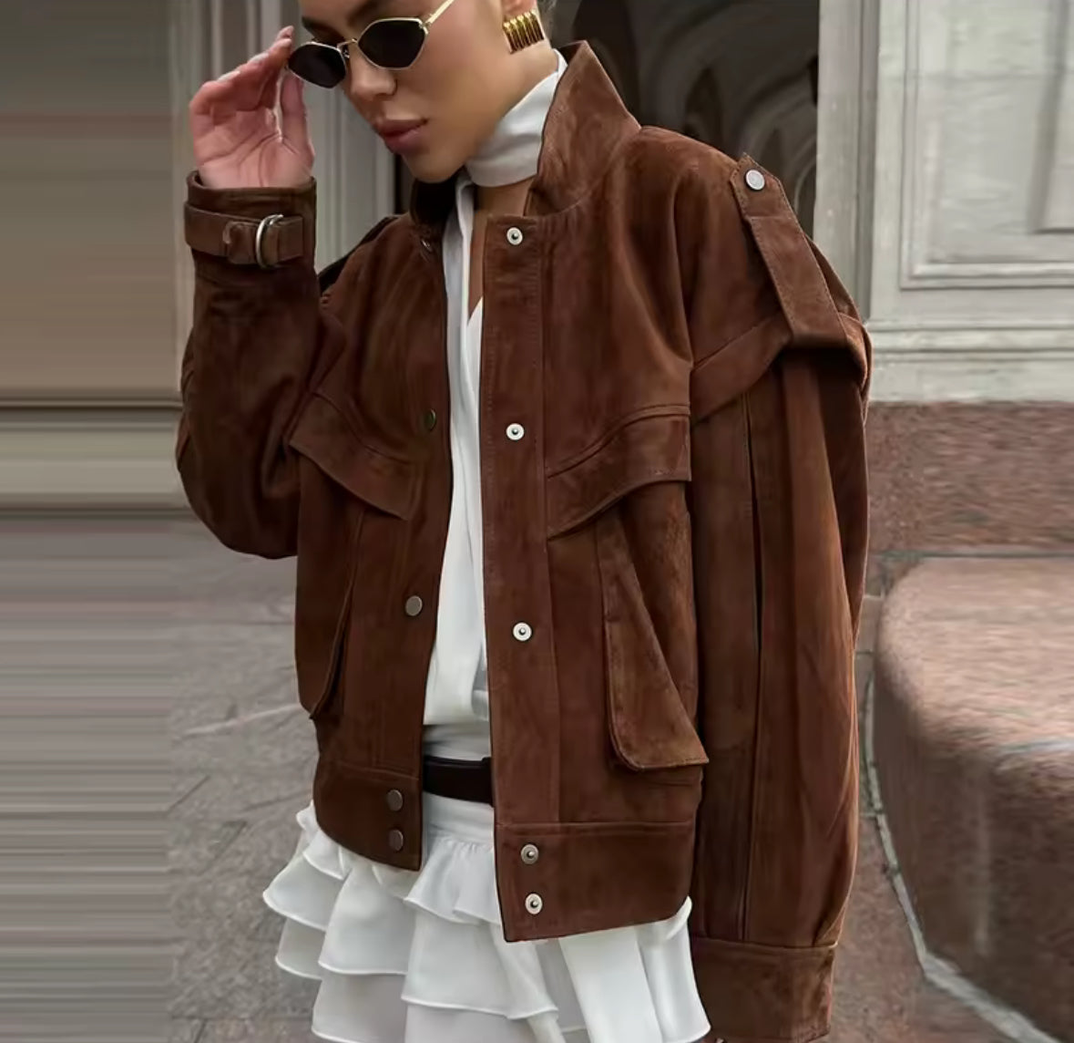 Braune Mara Suède Oversize-Jacke kombiniert mit weißem Kleid und schwarzer Tasche – eleganter Streetstyle-Look.
