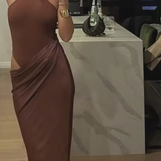 Elegantes braunes Abendkleid mit hochgeschlossenem Ausschnitt und Cut-Out Detail an der Hüfte, perfekt für stilvolle Anlässe