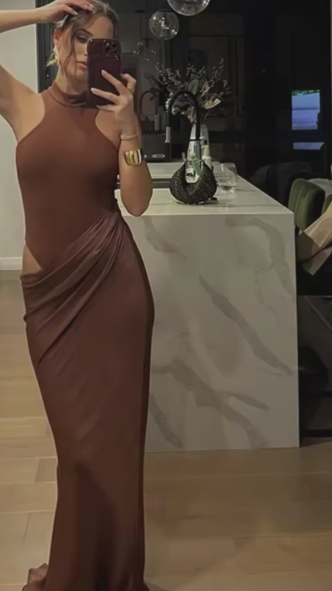 Elegantes braunes Abendkleid mit hochgeschlossenem Ausschnitt und Cut-Out Detail an der Hüfte, perfekt für stilvolle Anlässe
